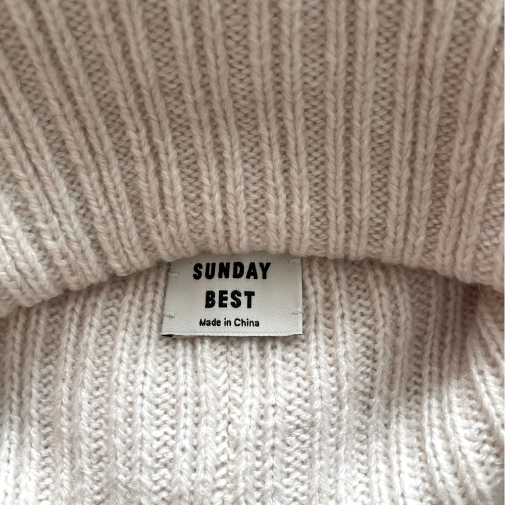 Aritzia Sunday Best Snowflake Beanie - Picture 4 of 5
